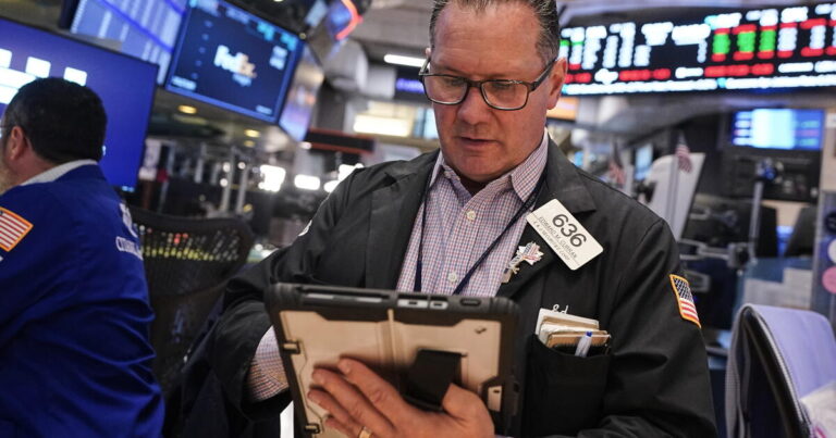 Oil Above $106 Exposes a Growing Divide Between U.S. Energy and Technology Stocks